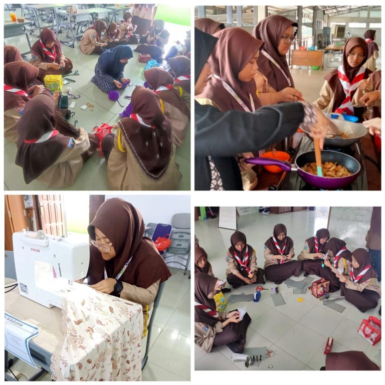Santriwati sedang mengikuti kegiatan keputrian