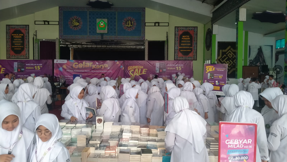 Bazar buku Milad 16