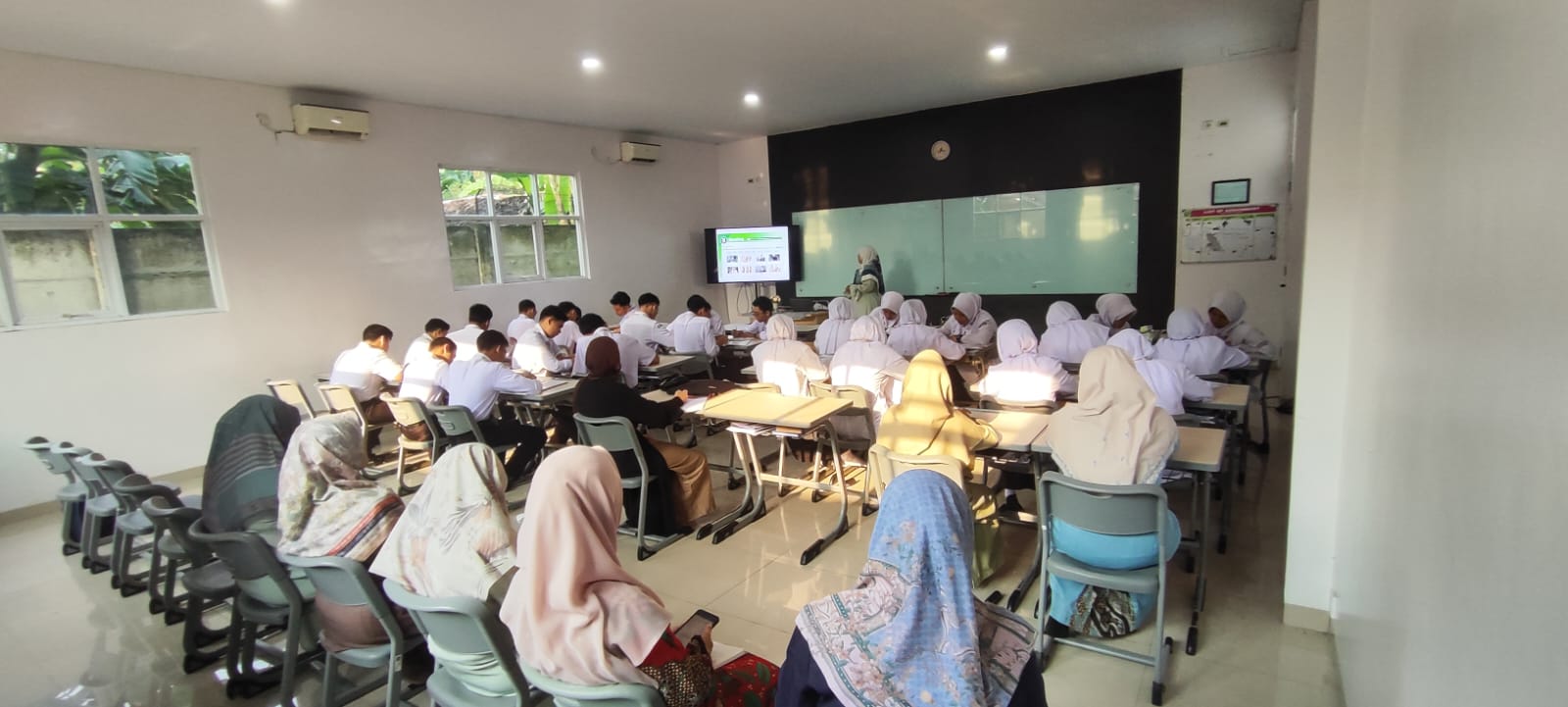 Belajar Bahasa Inggris Menyenangkan Bersama Ms. Rabiha Nasser